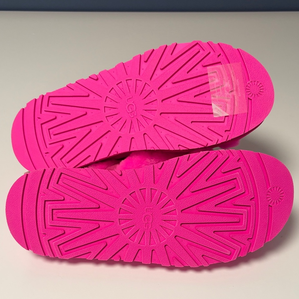 UGG Women's Vibrant Pink Fluffy Slippers - Picture 7 of 7